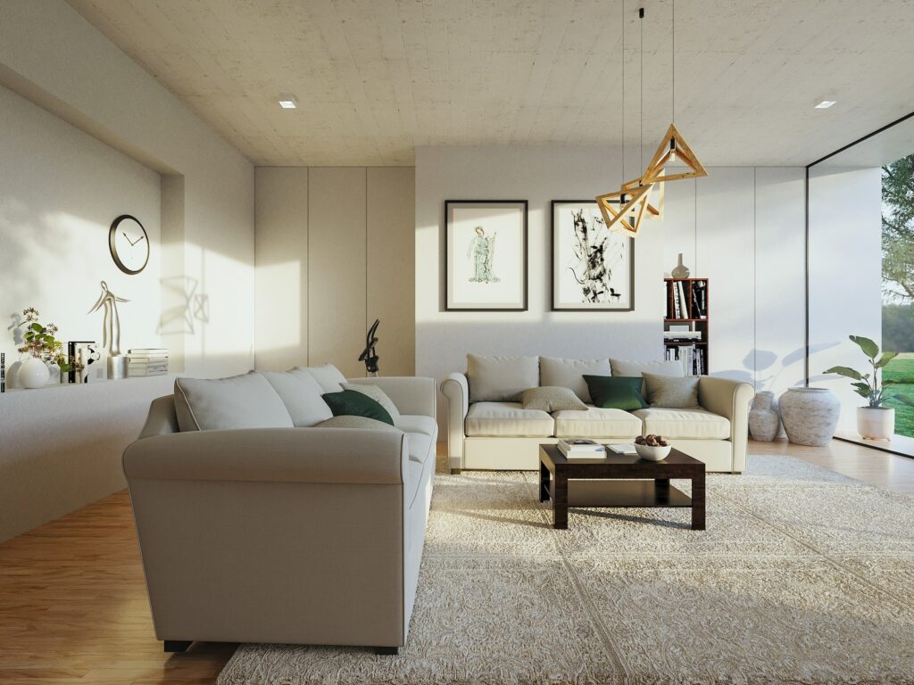 decorar un salón pequeño con muebles estratégicamente seleccionados y una ventana grande